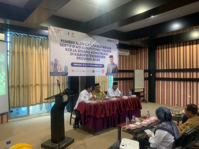 Pembekalan dan Uji Sertifikasi Kompetensi Tenaga Kerja Bidang Konstruksi Digelar di Bireuen
